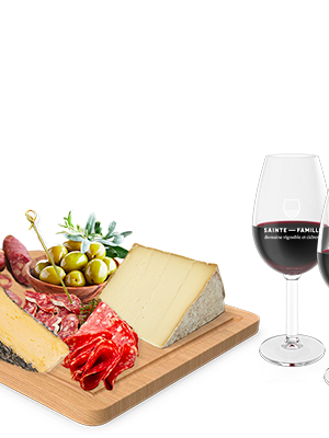 2 verres de vin et planche de charcuterie